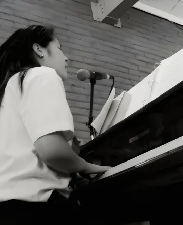 Anhthu at the piano